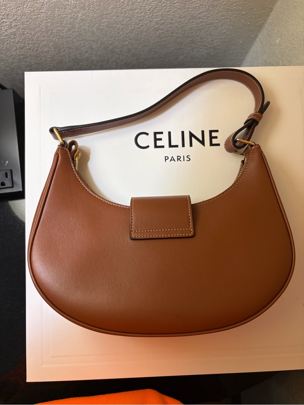 CELINE TRIOMPHE SMOOTH LEATHER SHOULDER BAG TAN BROWN GOLD HARDWARE $2,850 - Picture 3 of 6